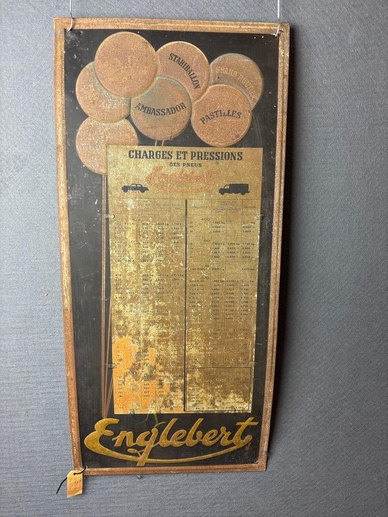 Englebert bandenspanningstabel oud blikken reclamebord, Collections, Marques & Objets publicitaires, Enlèvement ou Envoi, Panneau publicitaire