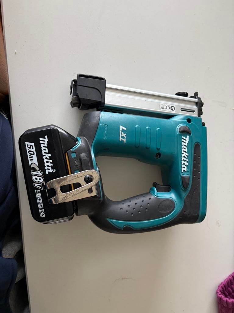 Makita DST221 18V Accu-Nieter/Tacker + 5.0Ah Batterij, Ophalen, Zo goed als nieuw