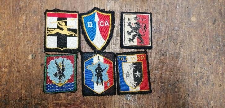 Veel verschillende militaire insignes, Verzamelen, Verzenden, Overige soorten, Embleem of Badge