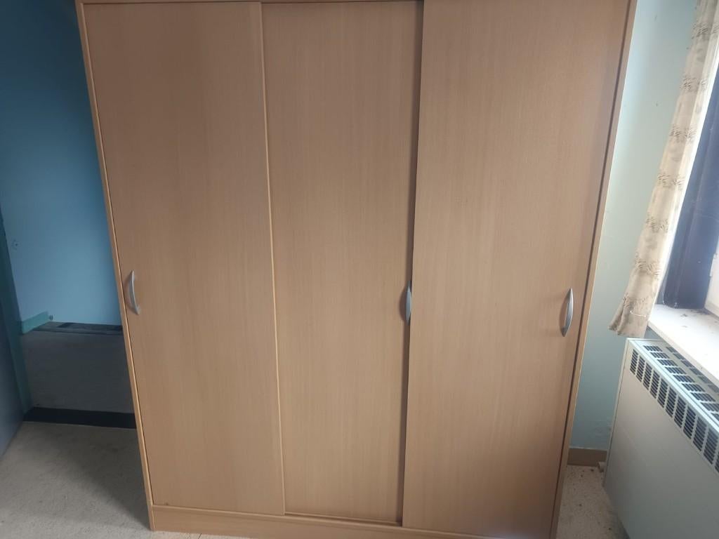 Kleerkast met drie schuifdeuren, Huis en Inrichting, Ophalen, Met deur(en), 100 tot 150 cm, Zo goed als nieuw