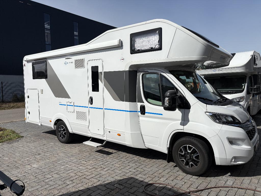 Moderne en luxe alkoofcamper uit 2023, Caravans en Kamperen, Alkoof, Ringverwarming, 7 tot 8 meter, Bedrijf