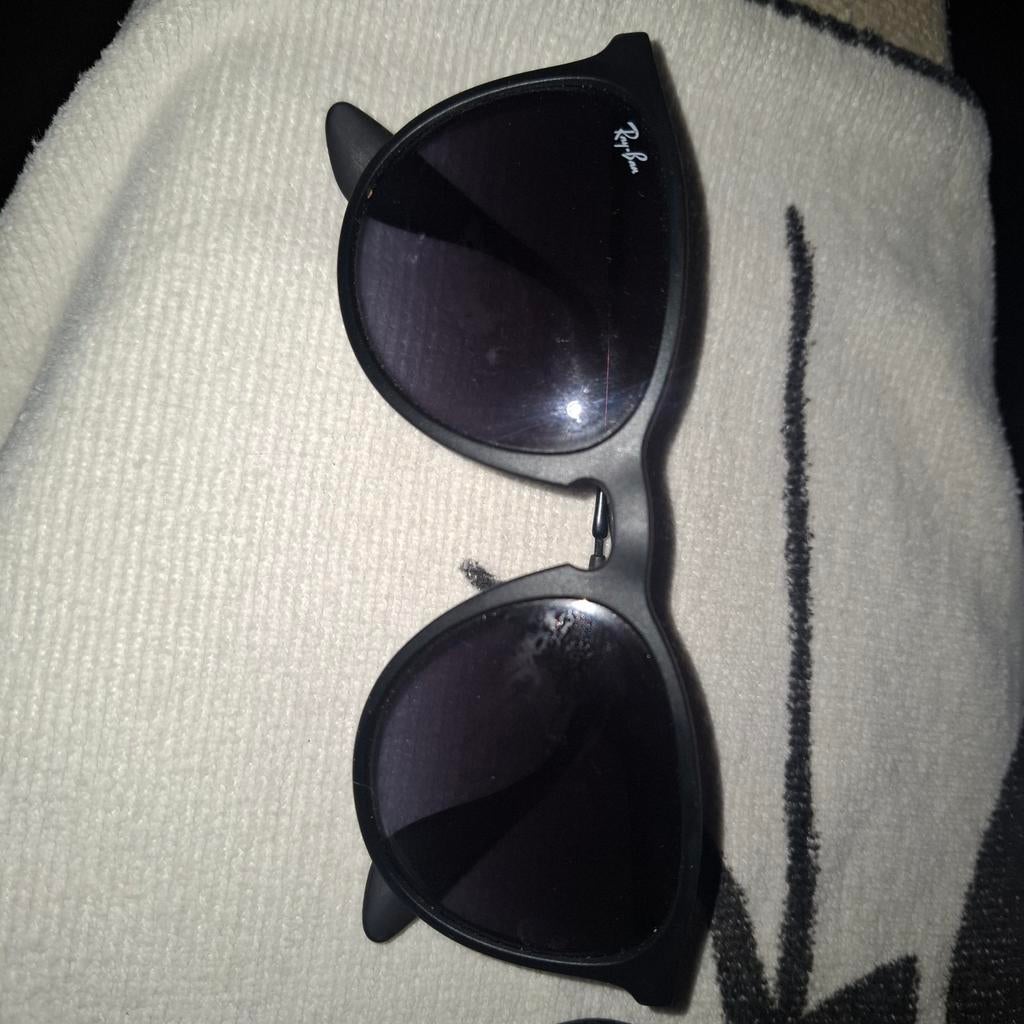 Lunettes de soleil Rayban, Enlèvement, Lunettes