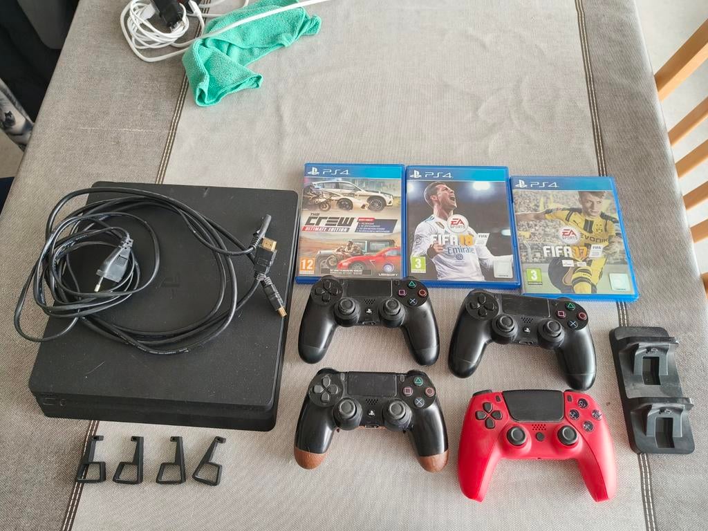 PS4 + 4 controllers + SSD + 3 games, Games en Spelcomputers, Spelcomputers | Sony PlayStation 4, Ophalen, Gebruikt, Met 3 controllers of meer