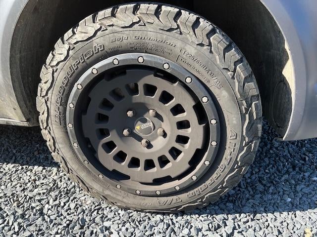 A vendre pneus camionnette(4 ou 5 pneus), Auto-onderdelen, Banden en Velgen, Gebruikt, 17 inch, All Season, Band(en)