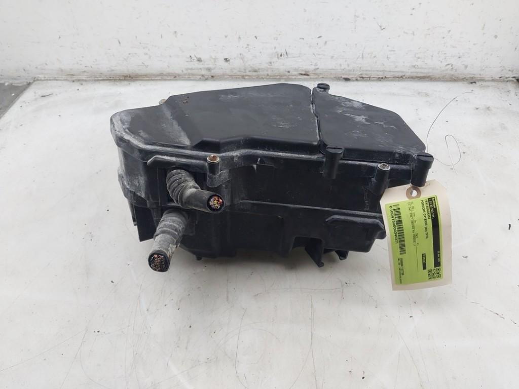 BOITIER FUSIBLES Porsche Cayenne II (92A) (01-2010/12-2018), Porsche Deutschland GmbH, Porscheplatz 1
70435  Stuttgart, DE, Porsche