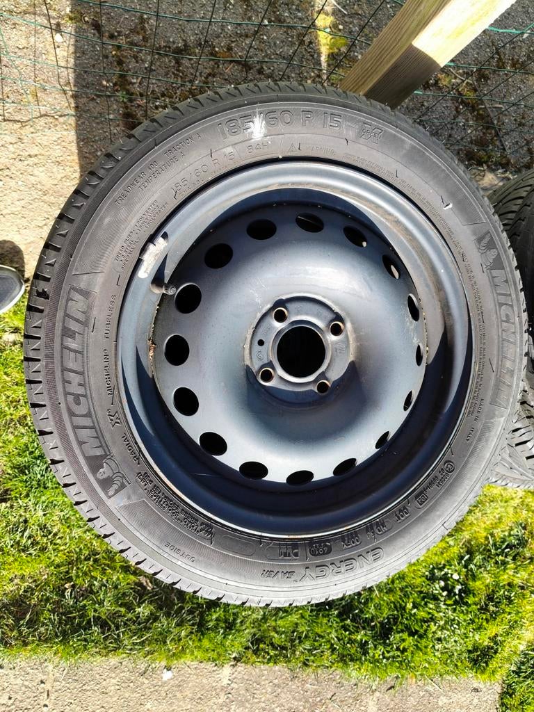 Lot de pneus Michelin 185/60 R15 sur jantes, Enlèvement