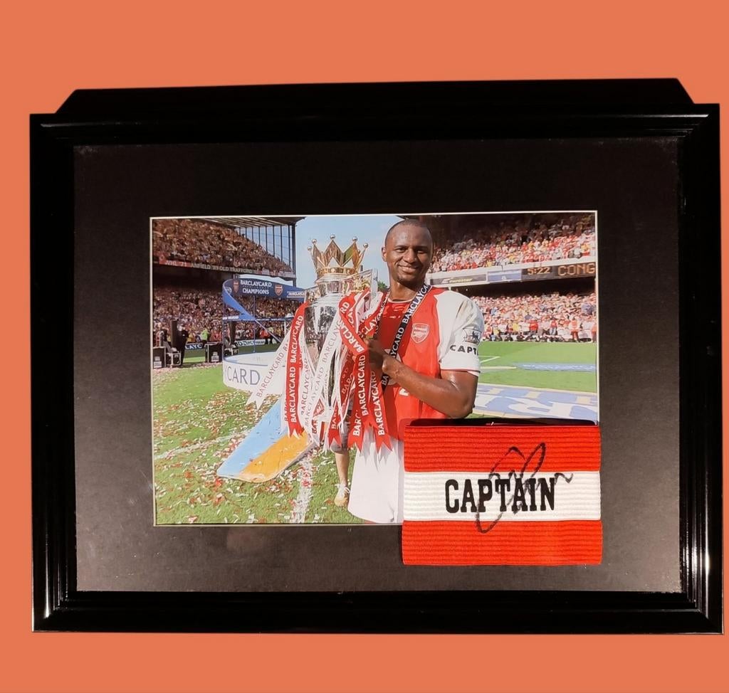 Brassard de capitaine signé par Patrick Vieira avec coa, Enlèvement ou Envoi, Neuf