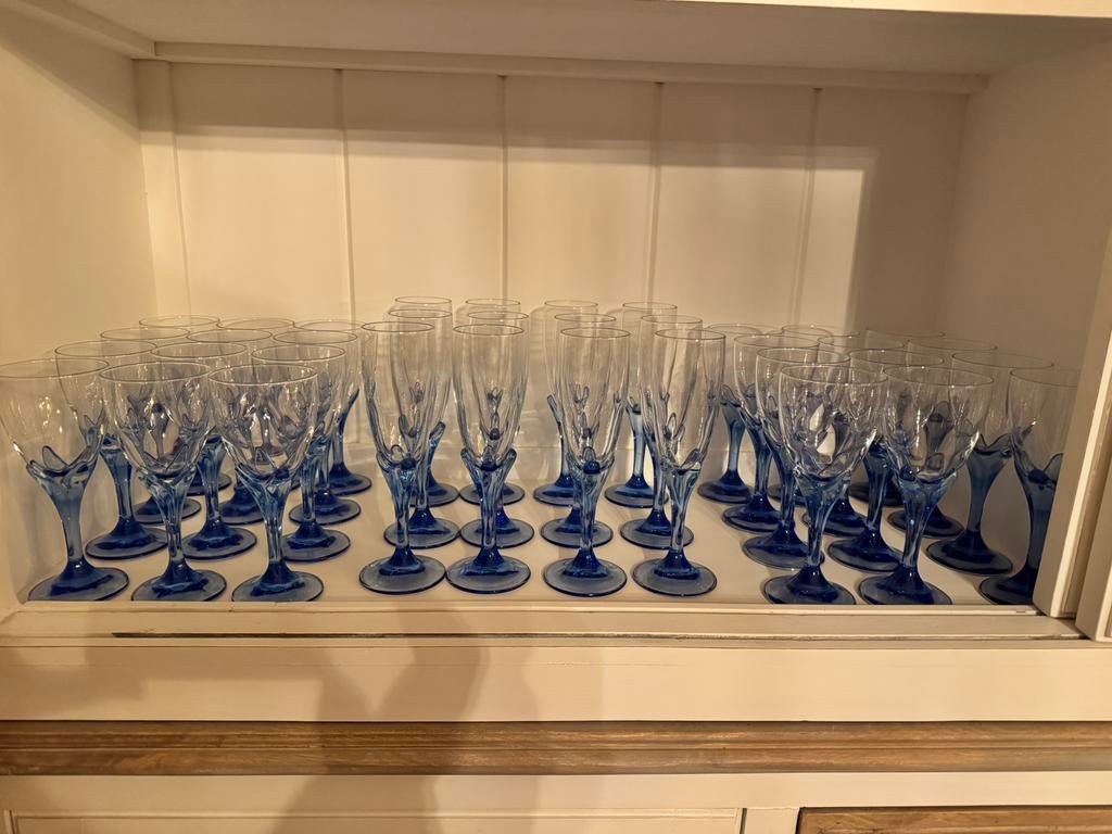 Bormioli Rocco champagne,rode & witte wijnglazen blauwe voet, Huis en Inrichting, Stoffering | Gordijnen en Lamellen, Ophalen