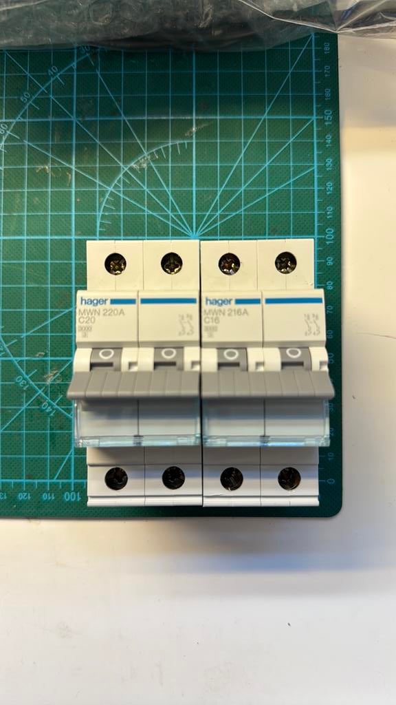 Hager automatische zekering MWN C16 C20 2stuks, Ophalen, Zo goed als nieuw