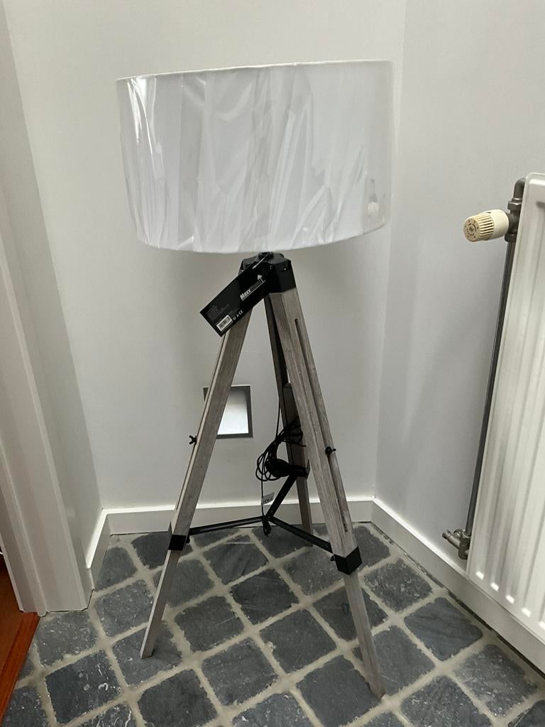 Nieuwe staanlamp driepikkel witte kap, Ophalen, Nieuw, Stof, 100 tot 150 cm