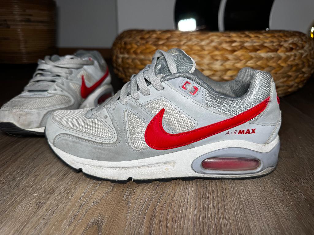 Nike Air Max – grijs met rood – maat 40,5 – quasi nieuw, Kleding | Dames, Schoenen, Zo goed als nieuw, Sneakers, Rood, Ophalen of Verzenden