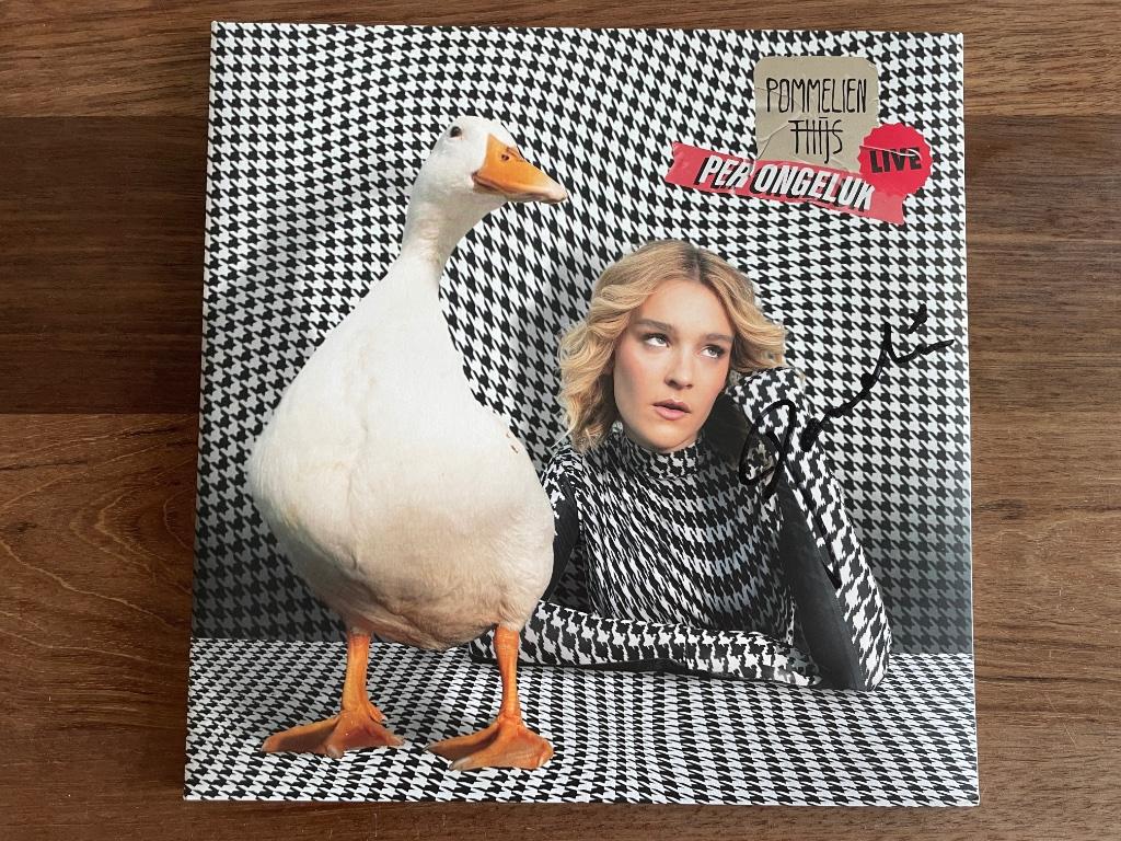 Vinyl 2LP Pommelien Thijs Per Ongeluk Live ROOD GESIGNEERD, Ophalen of Verzenden, Nieuw in verpakking, 12 inch, Pop