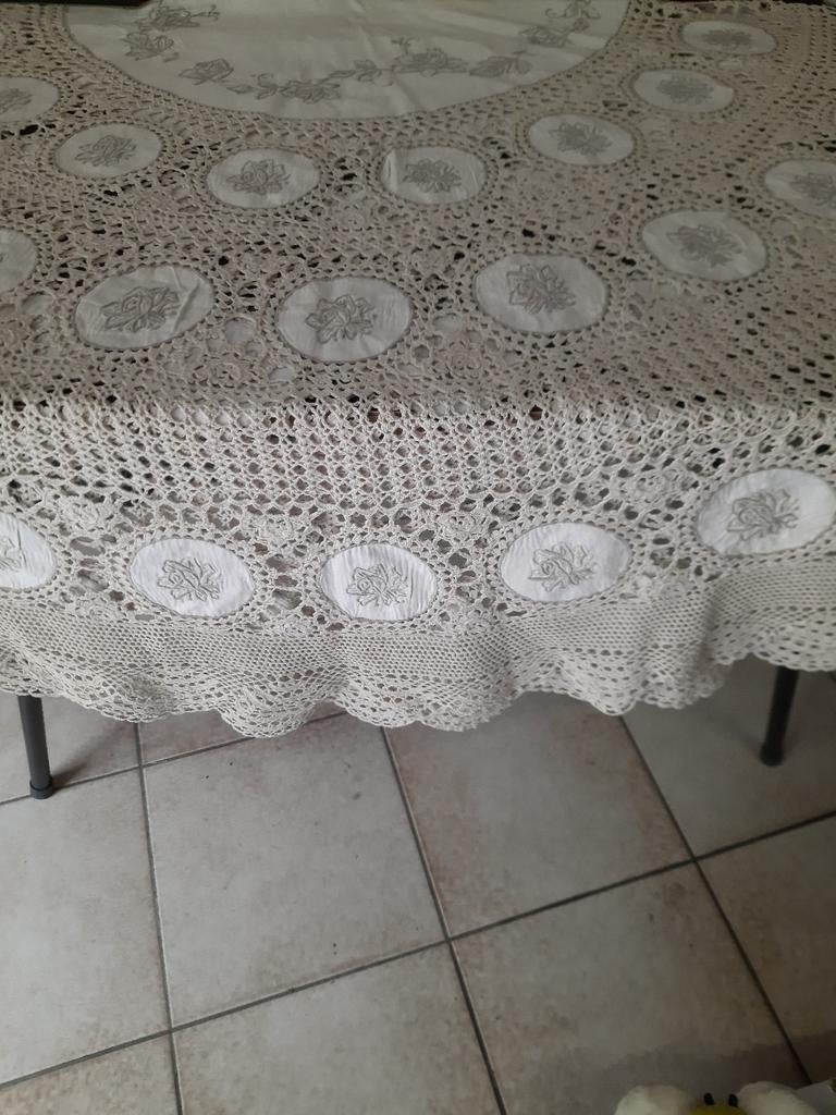 NAPPE RONDE EN DENTELLE DE BRUGES, Maison & Meubles, Nappes, Enlèvement, Comme neuf, Autour de