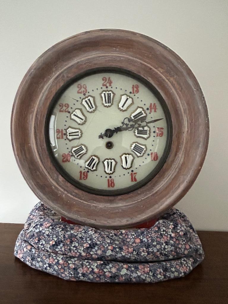 Antieke wandklok uit tramstation Meldert, Ophalen