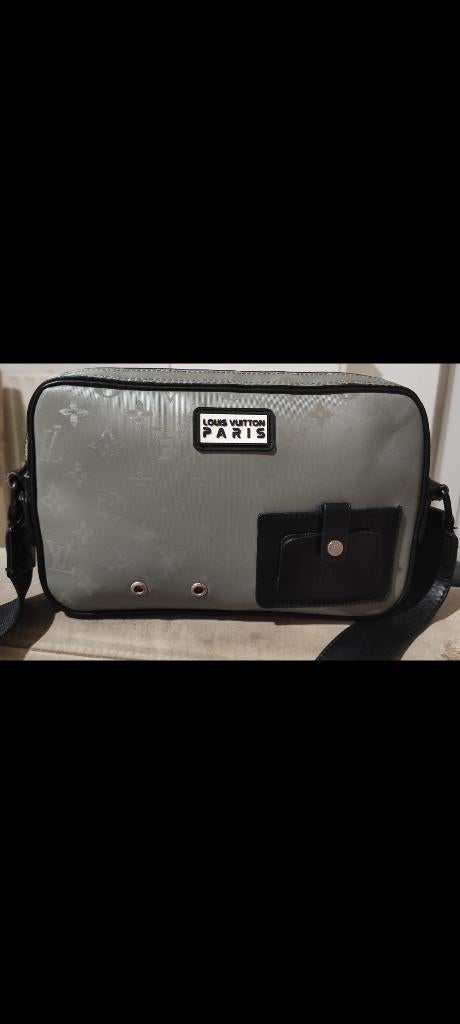 Sac louis Vuitton édition limitée pour homme prix 120e, Enlèvement, Comme neuf, Gris, Sac à bandoulière