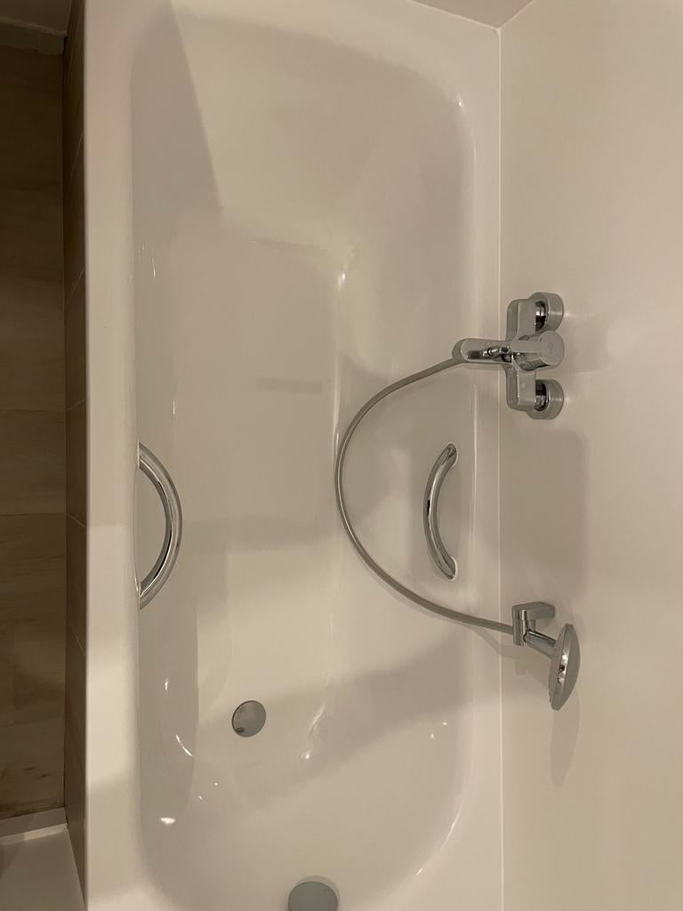 Nieuw ligbad met handvaten excl kraan, Ophalen, Zo goed als nieuw