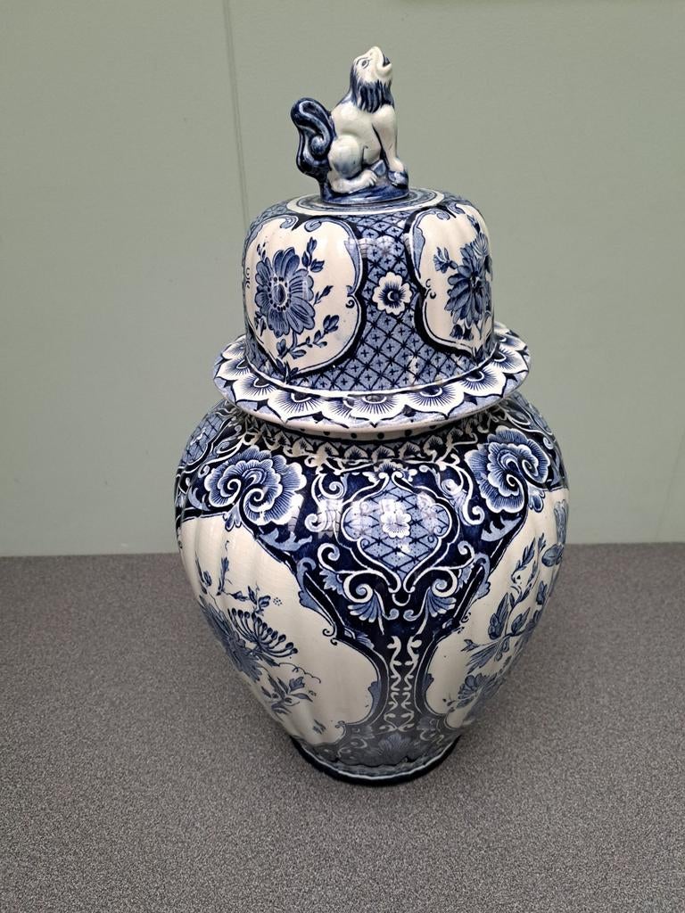 Delfts blauwe vaas met stempel, Enlèvement