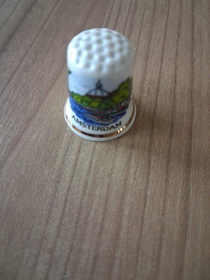 8 dés à coudre en provenance des Pays-Bas. Nouveau., Collections, Dés à coudre, Enlèvement ou Envoi, Neuf, Porcelaine