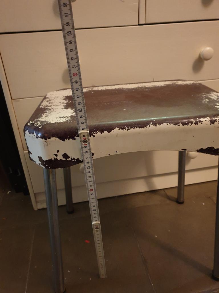 Ijzeren krukje, Ophalen