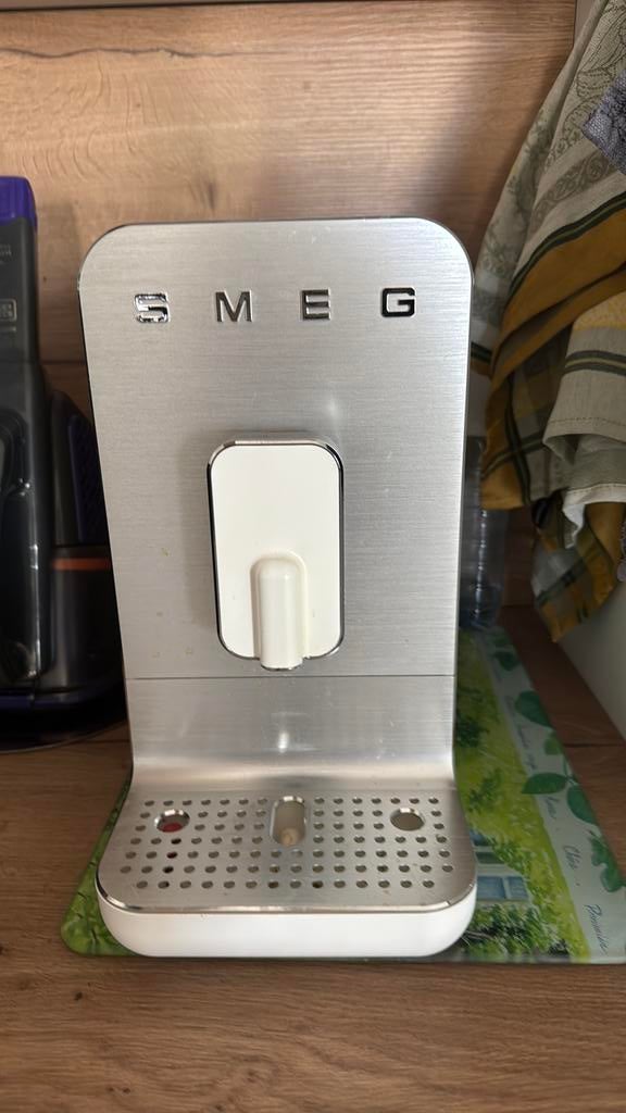 Smeg witte koffiemachine automatique, Elektronische apparatuur, Ophalen, Afneembaar waterreservoir, Koffiebonen, Zo goed als nieuw