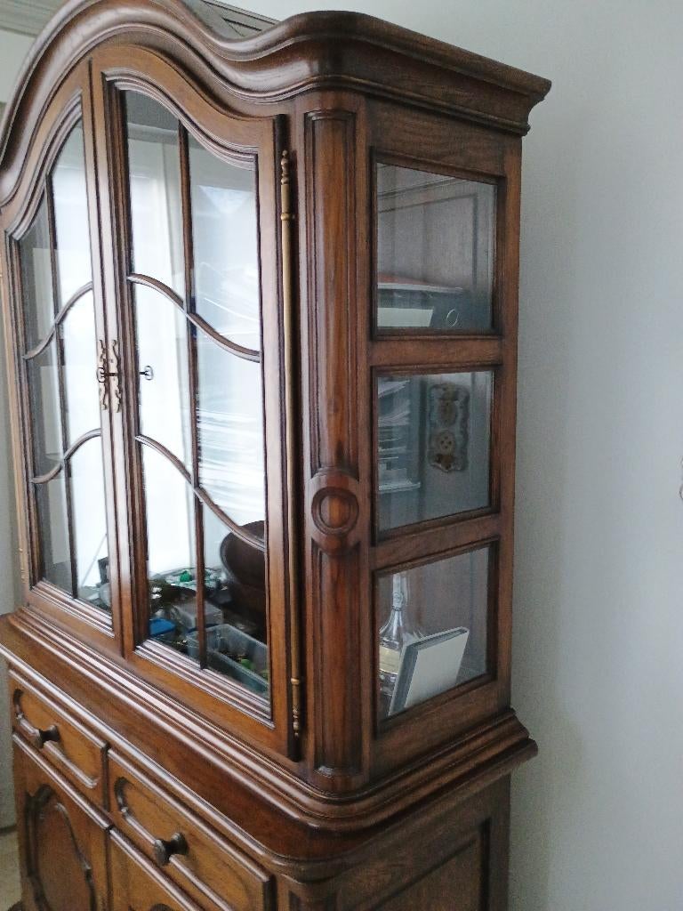 Vitrine en chêne foncé. Verre/sculpture sur les côtés., Chêne, Avec tablette(s), Klassiek, 100 à 150 cm