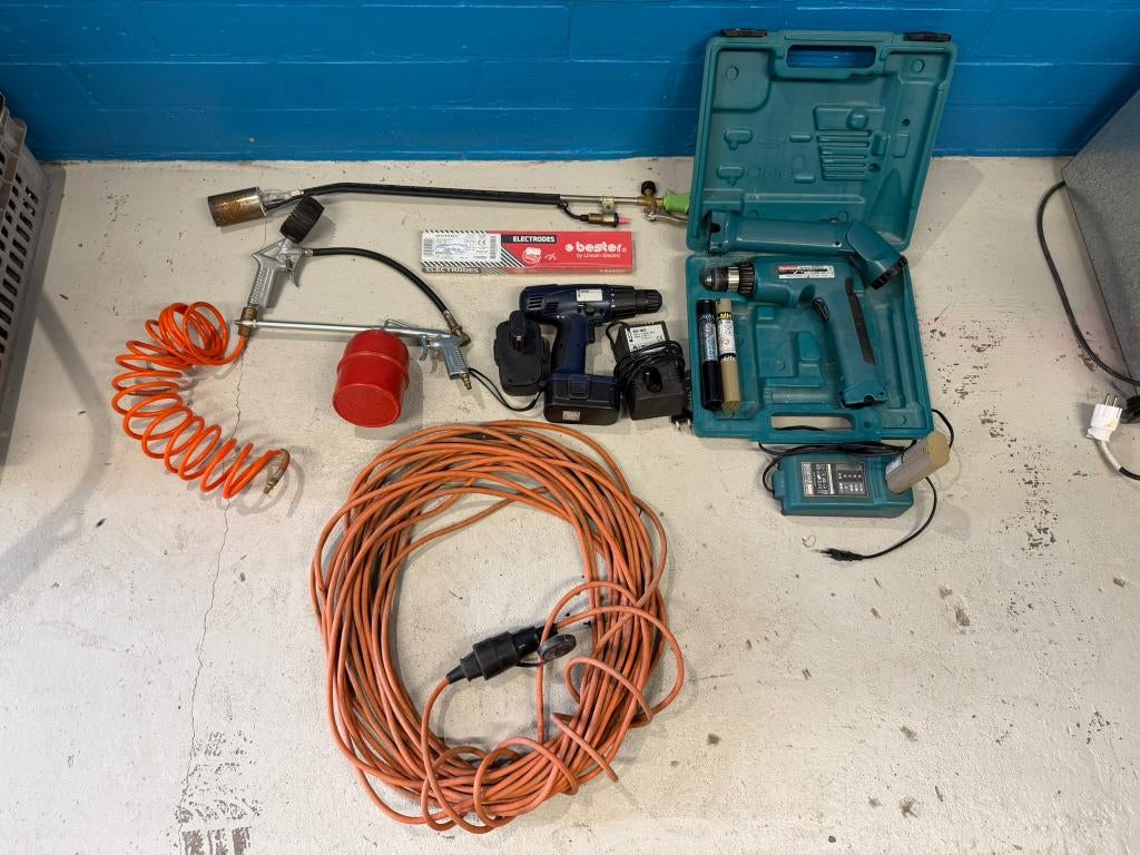 Partij gereedschap Makita accuboormachine, Makita zaklamp..., Doe-het-zelf en Bouw, Ophalen, Gebruikt