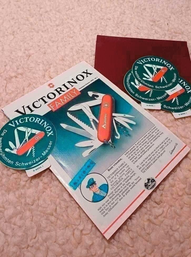 Victorinox promotiemateriaal 1993 – stickers + boekje, Ophalen of Verzenden, Zo goed als nieuw