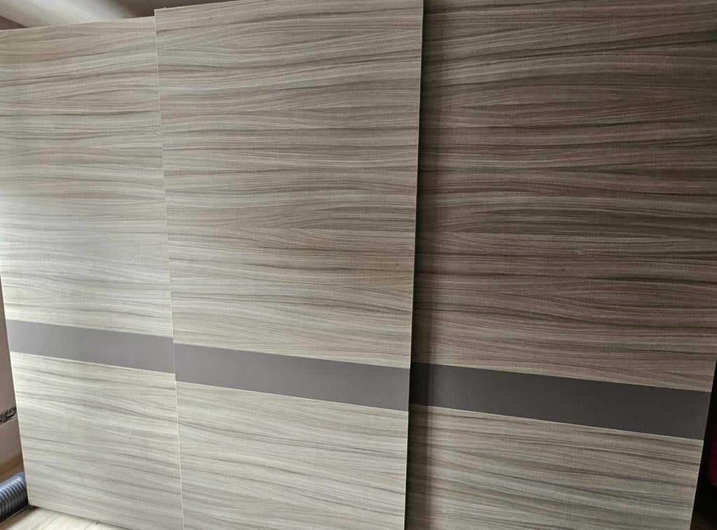 Impeecable wardrobe a vendre, Maison & Meubles, Avec tablette(s), 200 cm ou plus, Chêne, Comme neuf