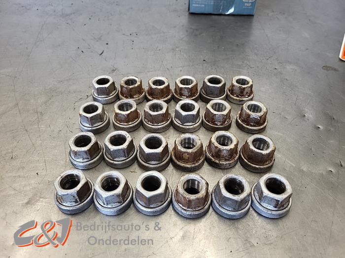 Écrou de roue d'un Iveco Daily, -, 3 mois de garantie, Utilisé, Autres marques automobiles