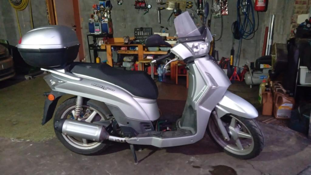 Kymco 125 scooter
