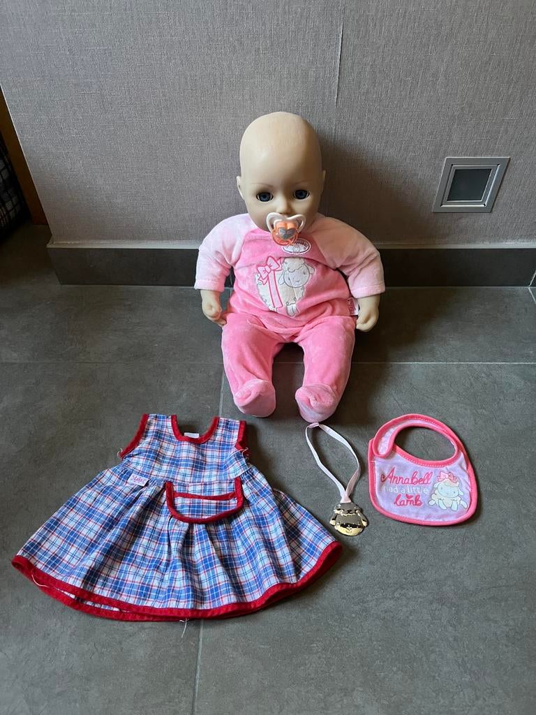 Babypop Annabell 43cm met accessoires (speen beetje kapot), Kinderen en Baby's, Speelgoed | Poppen, Ophalen of Verzenden, Zo goed als nieuw