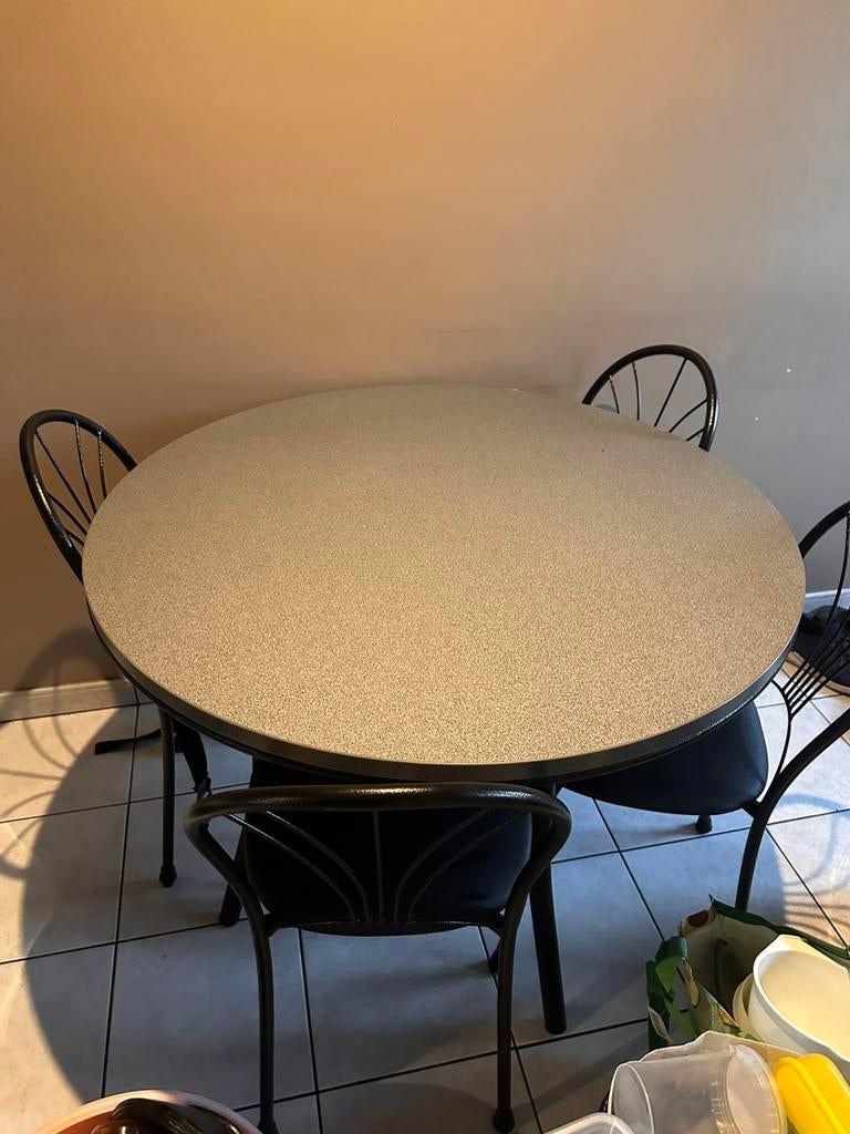 Table à manger ronde avec 4 chaises — compacte et robuste, Maison & Meubles, Enlèvement, Utilisé