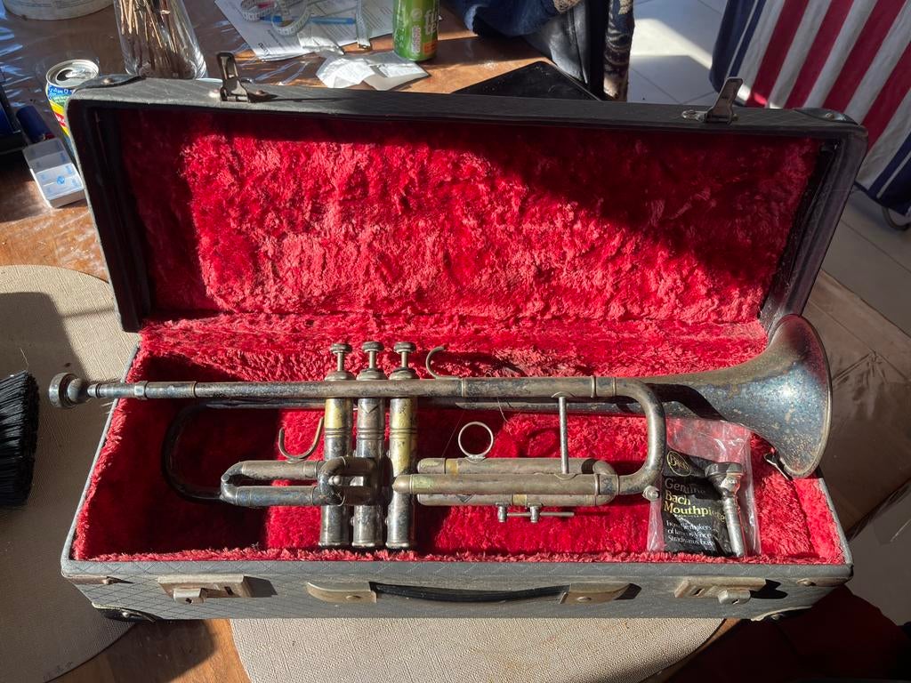 Antieke zilveren trompet uit 1930, Ophalen