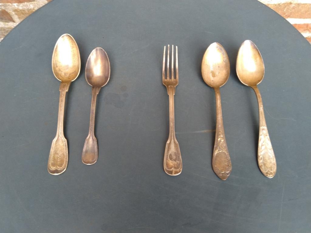 couverts anciens en métal argenté : 4 cuillères,1 fourchette, Enlèvement ou Envoi
