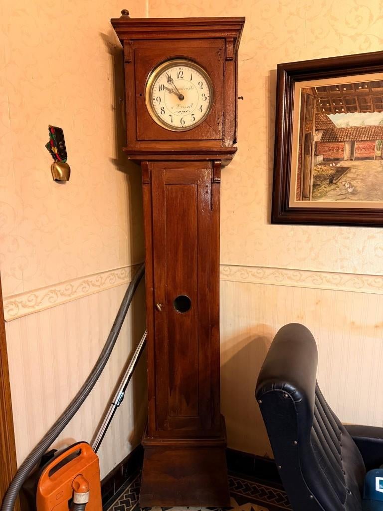 Antieke staande klok in hout met mechanisch uurwerk, Antiek en Kunst, Ophalen