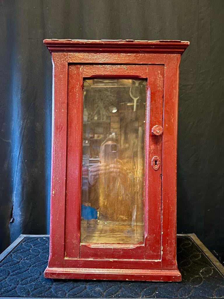 Antiek wandkastje, Ophalen