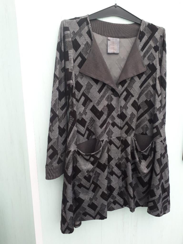 magnifique nouvelle veste grise-noire Out of Xile Taille M, Vêtements | Femmes, Pulls & Gilets, Enlèvement, Neuf, Gris