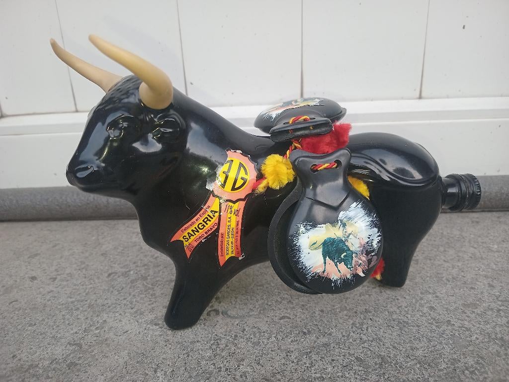 bouteilles vintage “Sangria Toro Bravo” – Espagne ( 75‑80), Collections, Vins, Enlèvement ou Envoi, Espagne