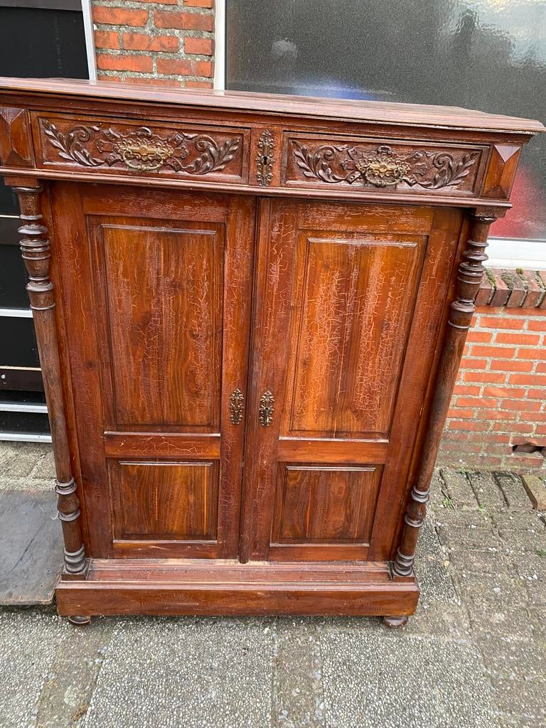 Antieke meidenkast, Ophalen