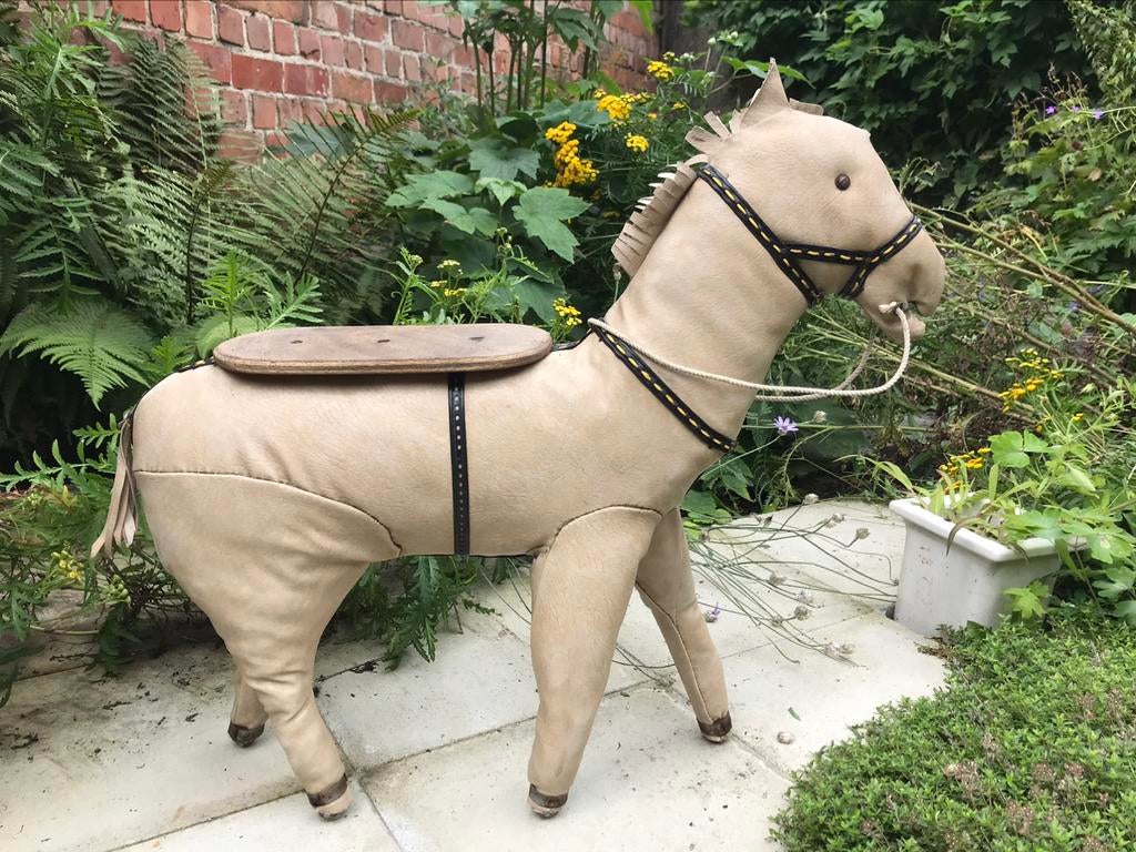 Cheval sur roues, skaï, années 1950 (?), Enlèvement ou Envoi