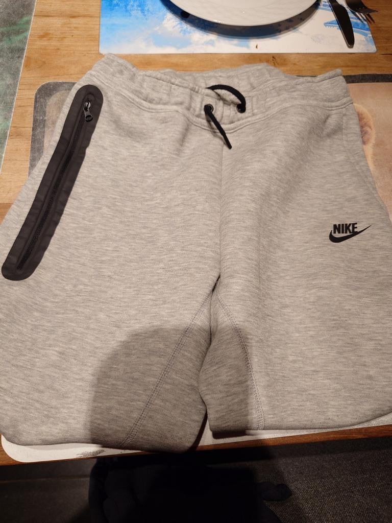 Nike trainingsbroek Tech Fleece kids 147-158 cm, Broek, NIKE, Ophalen of Verzenden, Zo goed als nieuw