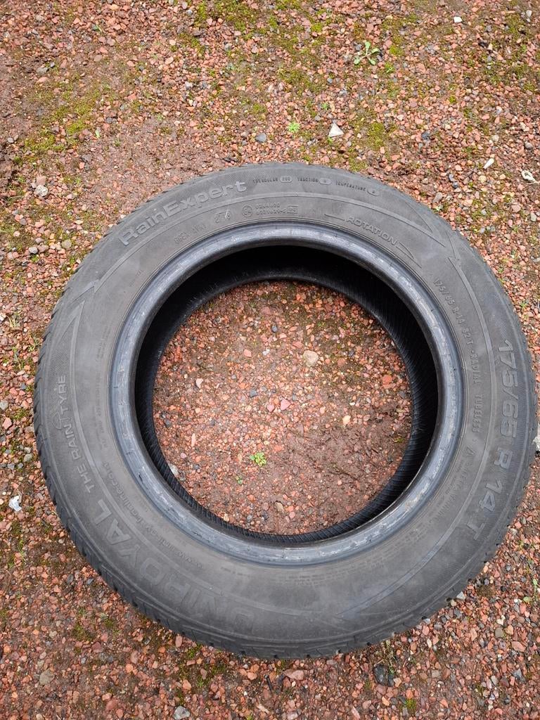 1 pneu Uniroyal été 175 65 R 14 82T, Autos : Divers, Remorques Pièces, Enlèvement, Utilisé