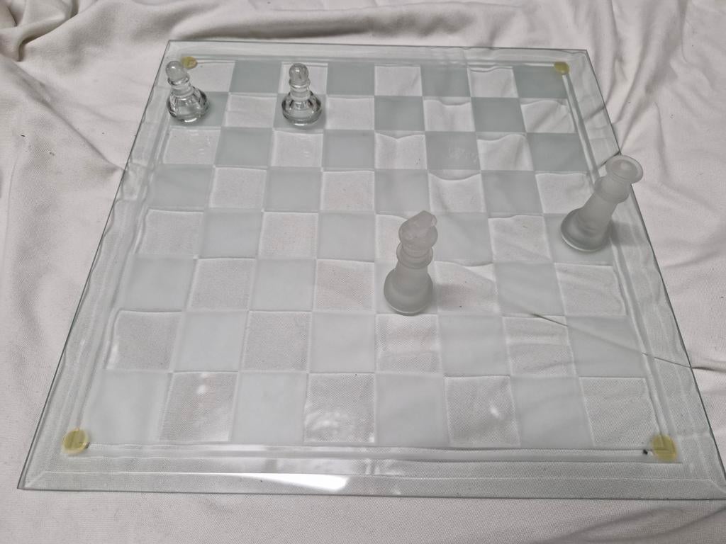Compleet glazen schaakspel, Ophalen