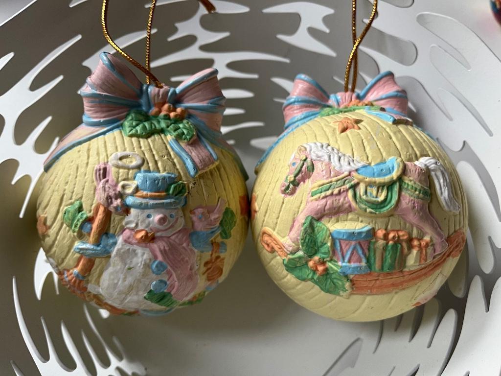 2 kerstballen pastel met romantische figuren, Ophalen of Verzenden