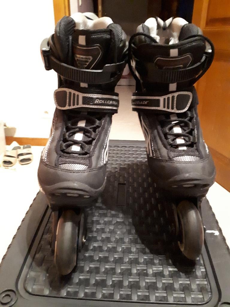 Rollerblade noir pour femmes taille 23,5 - EUR37, Sports & Fitness, Patins à roulettes alignées, Comme neuf, Rollers 4 roues en ligne