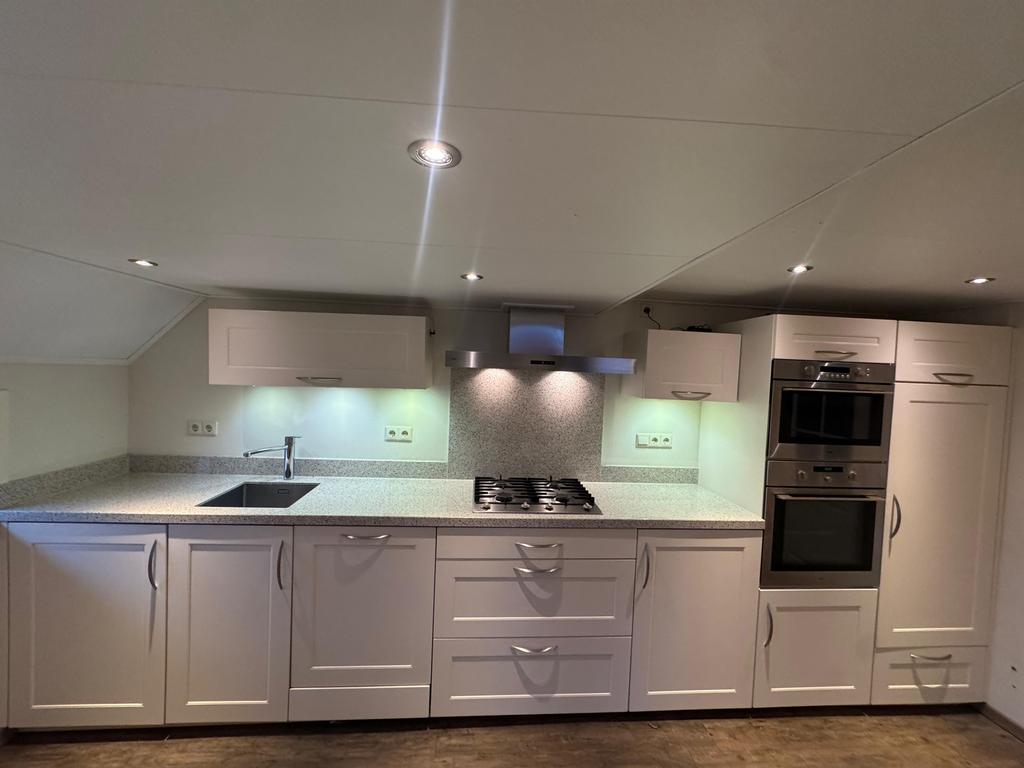 Nette Rechte Keuken Bribus + Apparatuur ATAG GEDEMONTEERD, Ophalen of Verzenden, Crème, Composiet, Enkelwandige keuken