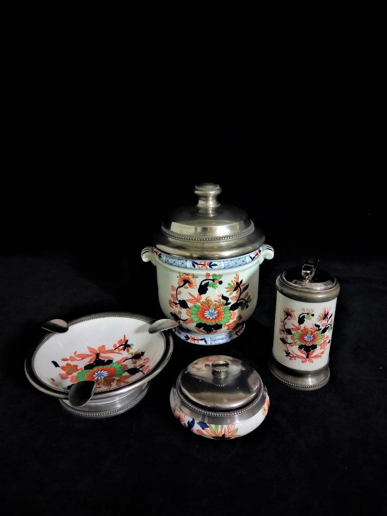 Vierdelig Rokers Set in Frans Porselein en Tin, Verzamelen, Rookartikelen, Aanstekers en Luciferdoosjes, Zo goed als nieuw, Asbak