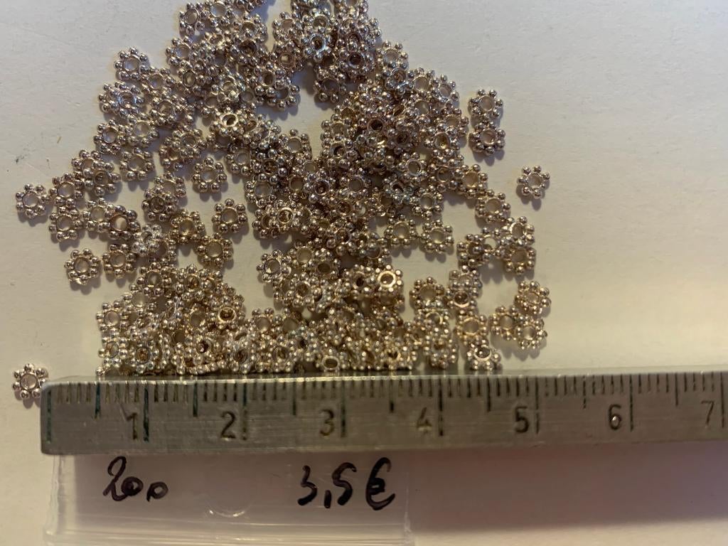 200 metalen tussenkraal bloempje, Enlèvement ou Envoi, Neuf, Entretoise ou Perle intermédiaire