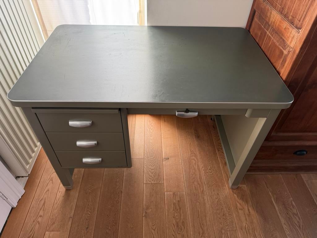 Metalen bureau, Enlèvement