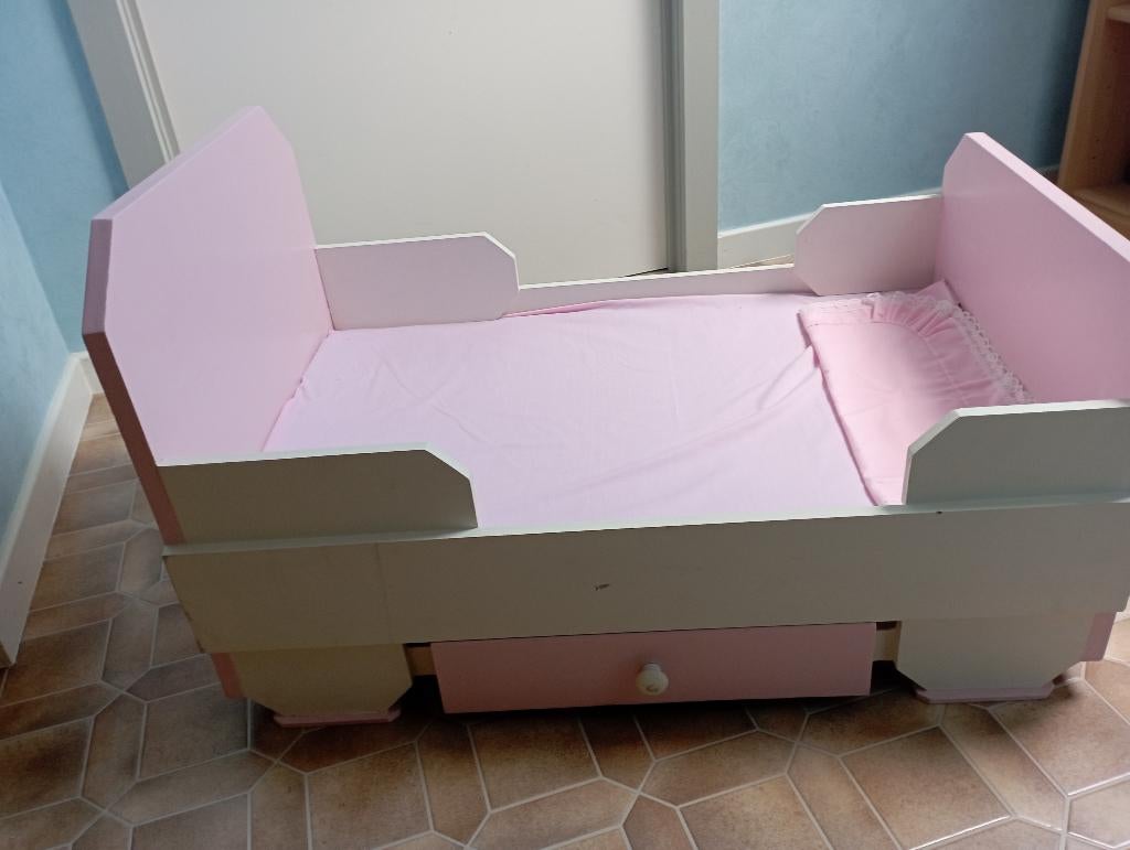 NIEUW : Een mooi en leuk zelfgemaakt stevig poppenbedje !!, Kinderen en Baby's, Speelgoed | Poppen, Ophalen, Nieuw